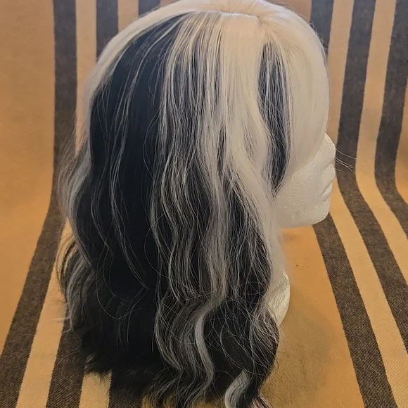 Cruella De VIL Black and White Hair Wig NWOT - Picture 4 of 7